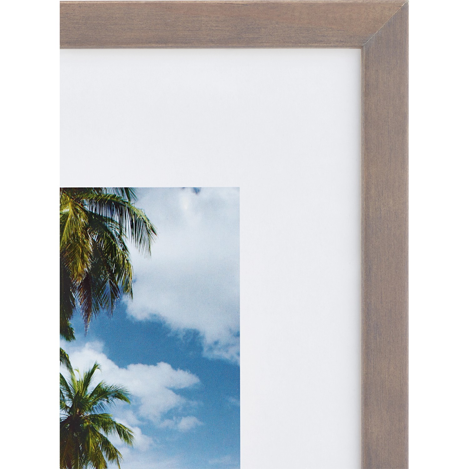 Holzbilderrahmen, grau, glatt, 18x24 cm. Bilderrahmen mit Foto von Palmen und blauem Himmel.