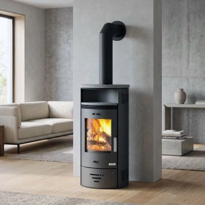 Accente Kaminofen Naturstein Granit Grau 7 kW im Wohnraum mit brennendem Feuer.