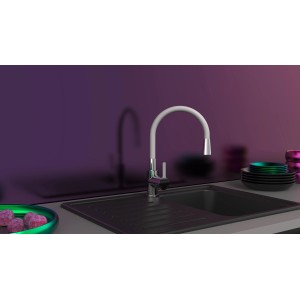 Eisl Spültischarmatur mit chromfarbenem Sockel und hellgrauem Soft-Touch Schlauch.