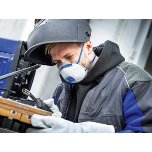 Mann mit Schweißhelm und LUX-TOOLS FFP2 Atemschutzmaske Carbon beim Schweißen.