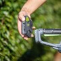 LUX Akku-Heckenschere mit 20V Akku wird bestückt. Kabellose Heckenschere für den Garten.
