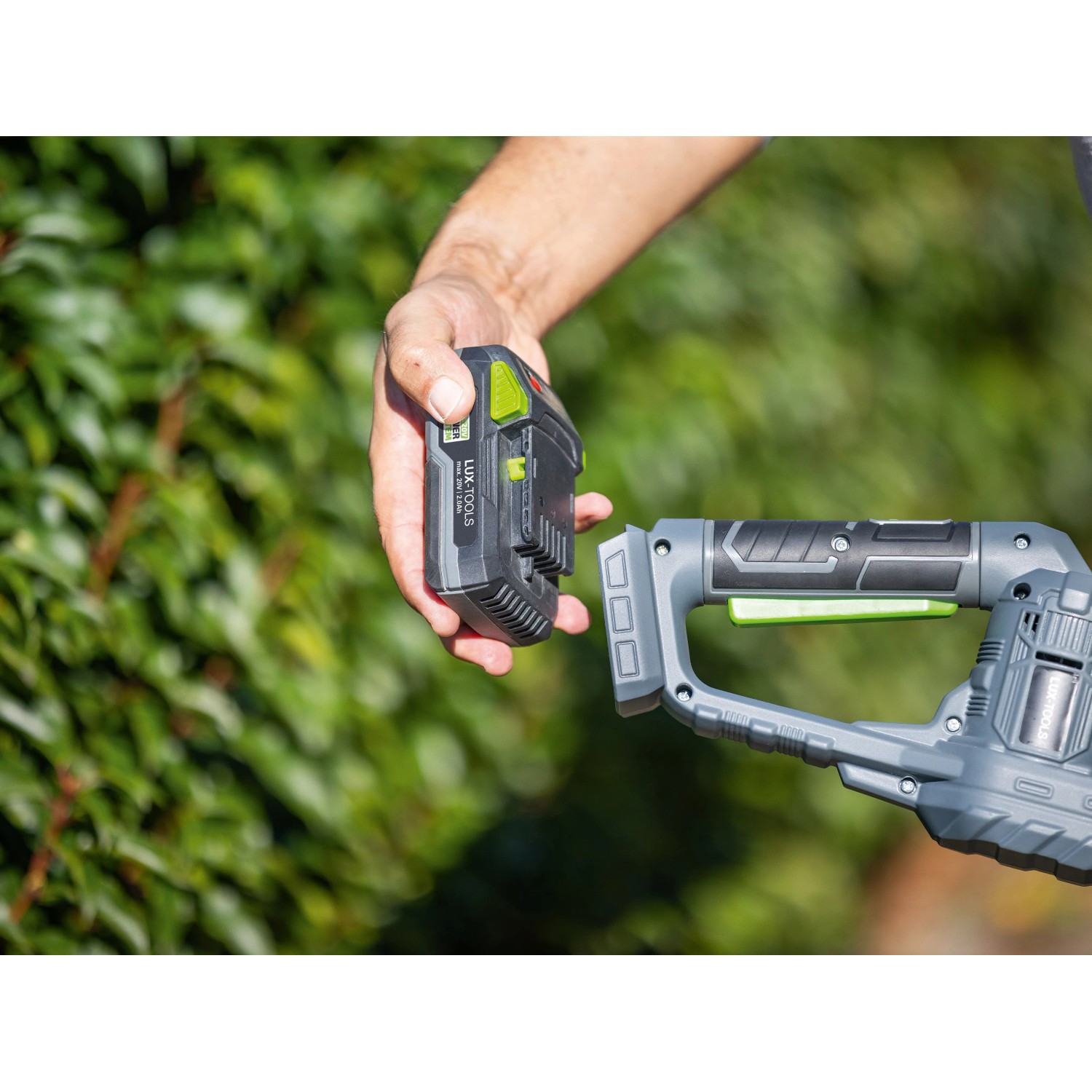 LUX Akku-Heckenschere mit 20V Akku wird bestückt. Kabellose Heckenschere für den Garten.