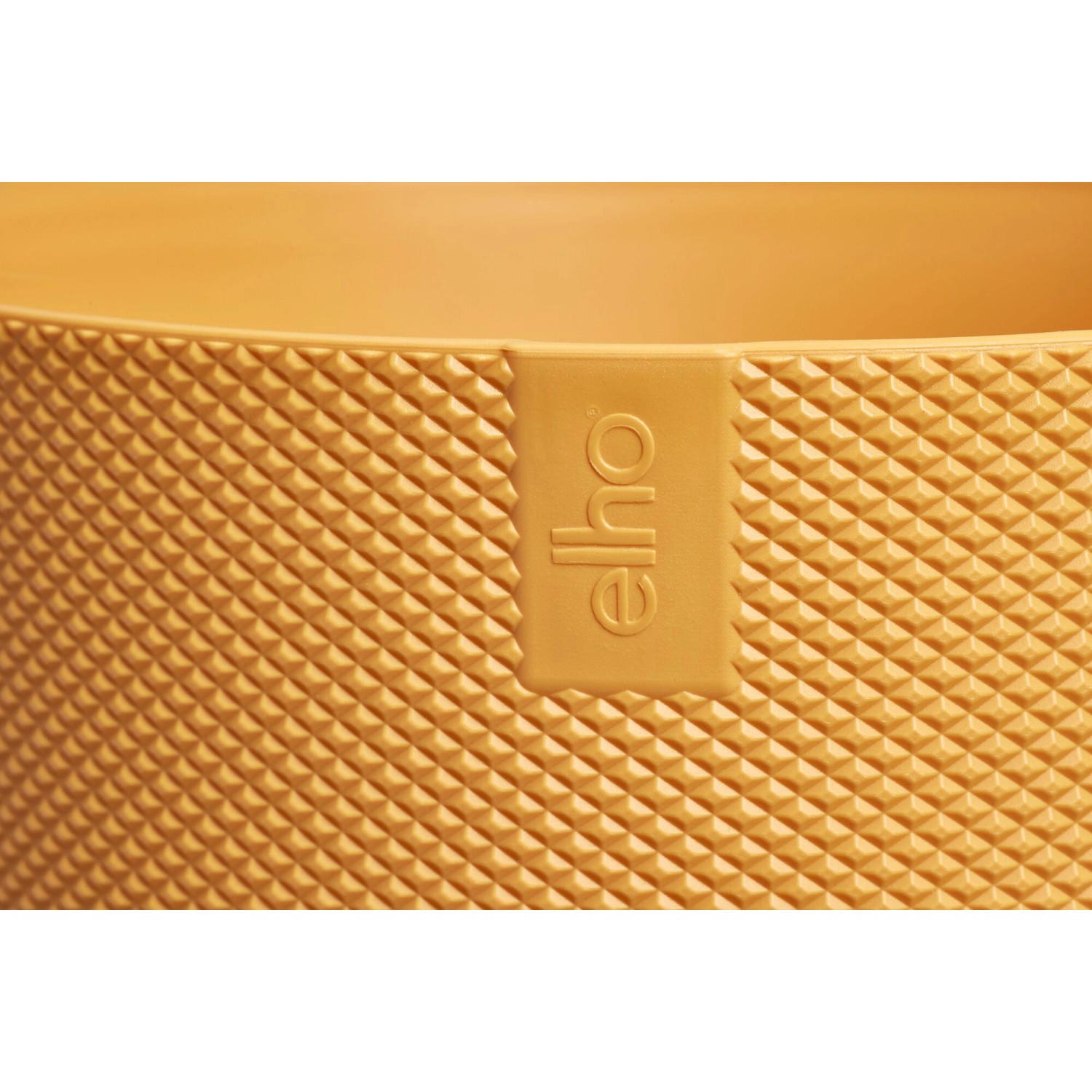 Detailaufnahme: Gelber Elho Blumentopf Jazz mit Rautenmuster und Markenlogo.