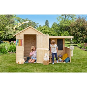Soulet Kinderspielhaus Sarah aus Holz mit Terrasse und zwei spielenden Kindern im Garten.