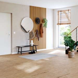 Verlegtes Feinsteinzeug Firewood in Holzoptik, matt glasiert, 62x31 cm im modernen Flur.