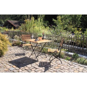 Acamp Set: 2 Klappstühle Lindau aus Teak und schwarzem Metall im Garten.
