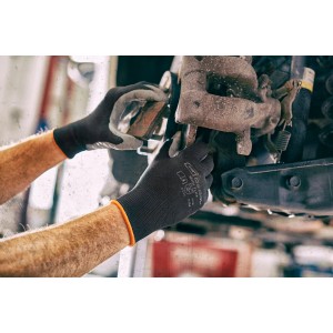 Gebol Midi Flex Arbeitshandschuhe Größe 9 bei Reparaturarbeiten am Auto.
