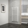 Schulte Design-Heizkörper Miami, 121,5x60cm, 753W, in Weiß, mit Handtuchhaltern im modernen Bad.