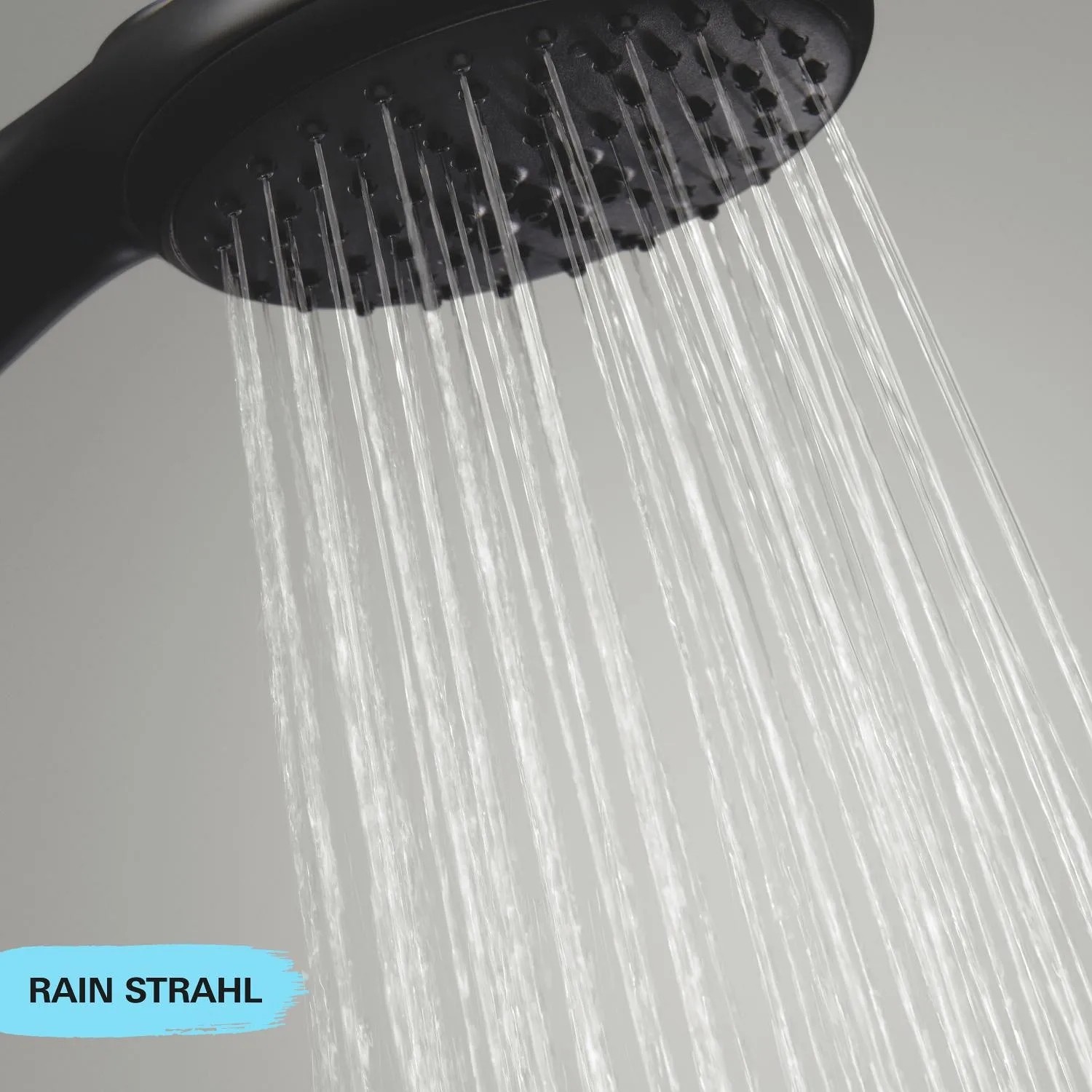 Detailaufnahme: Schwarze Grohe Thermostat-Brause mit Rain Strahl im Einsatz.