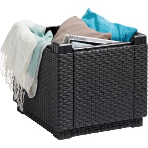 Schwarzer Hocker Cube mit Kissen aus Polyrattan, ideal als Gartenstuhl und Aufbewahrungsbox.