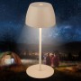 Beige Brilo LED Akku-Tischleuchte Serina Mini (20cm) im Outdoor-Einsatz.