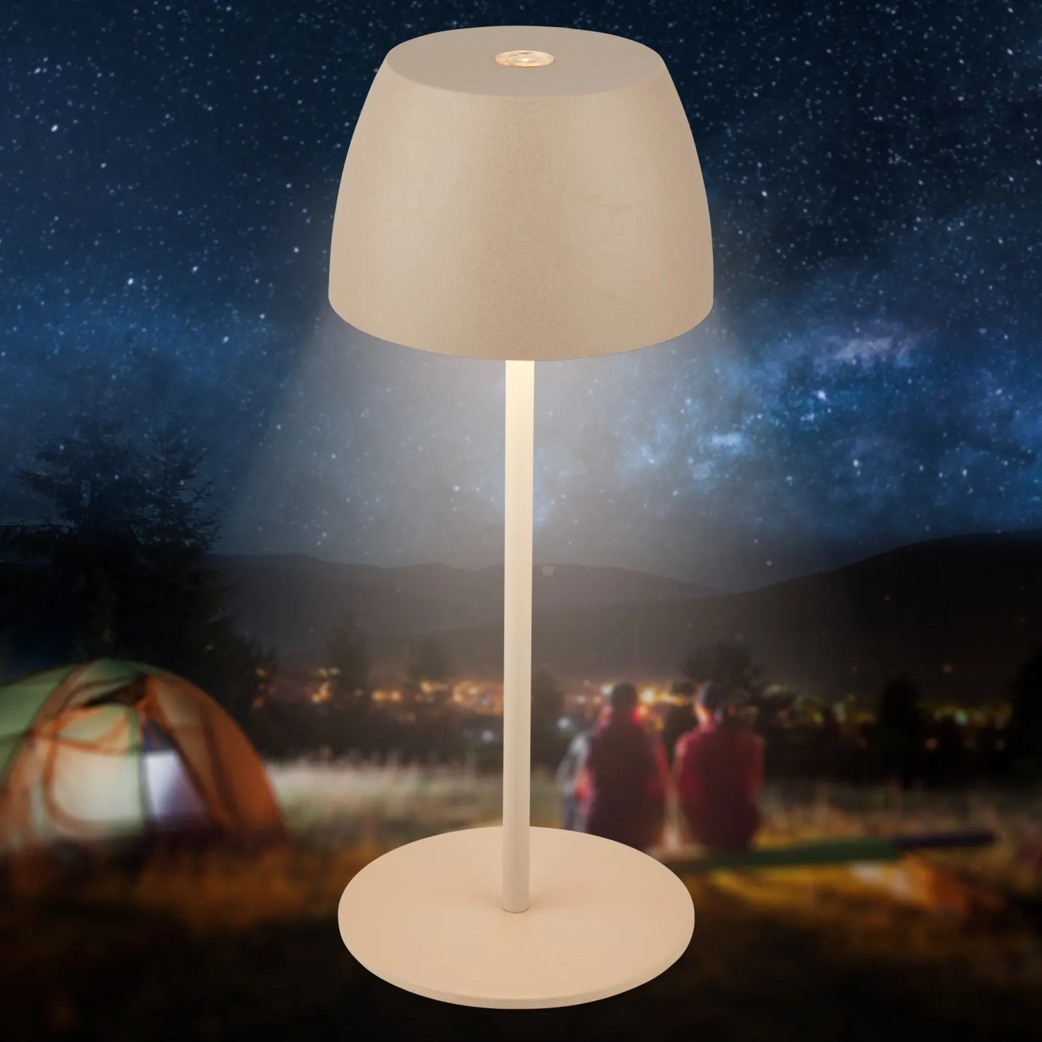 Beige Brilo LED Akku-Tischleuchte Serina Mini (20cm) im Outdoor-Einsatz.