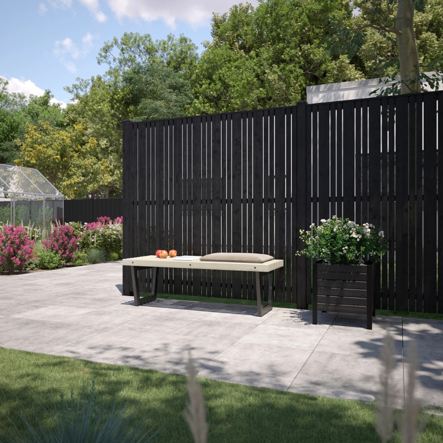 Schwarzer Sichtschutzzaun Tangent aus Nadelholz, 180x180 cm, im Garten mit Bank und Bepflanzung.