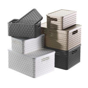 Stapel mit Rotho Country Aufbewahrungsboxen A5 in Anthrazit, Weiß und Beige in Rattan-Optik.