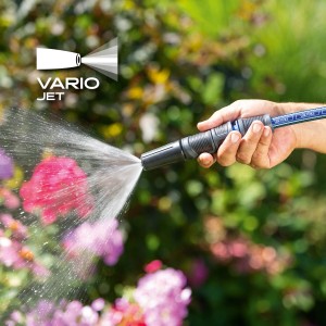 LUX Reinigungsspritz-Set in Aktion: Wasserstrahl aus Gartenspritze für Reinigung oder Bewässerung.