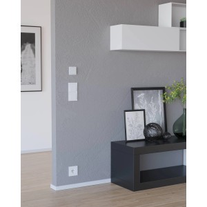 Weißer Eglo Connect Zigbee Wandschalter an grauer Wand im Wohnraum.