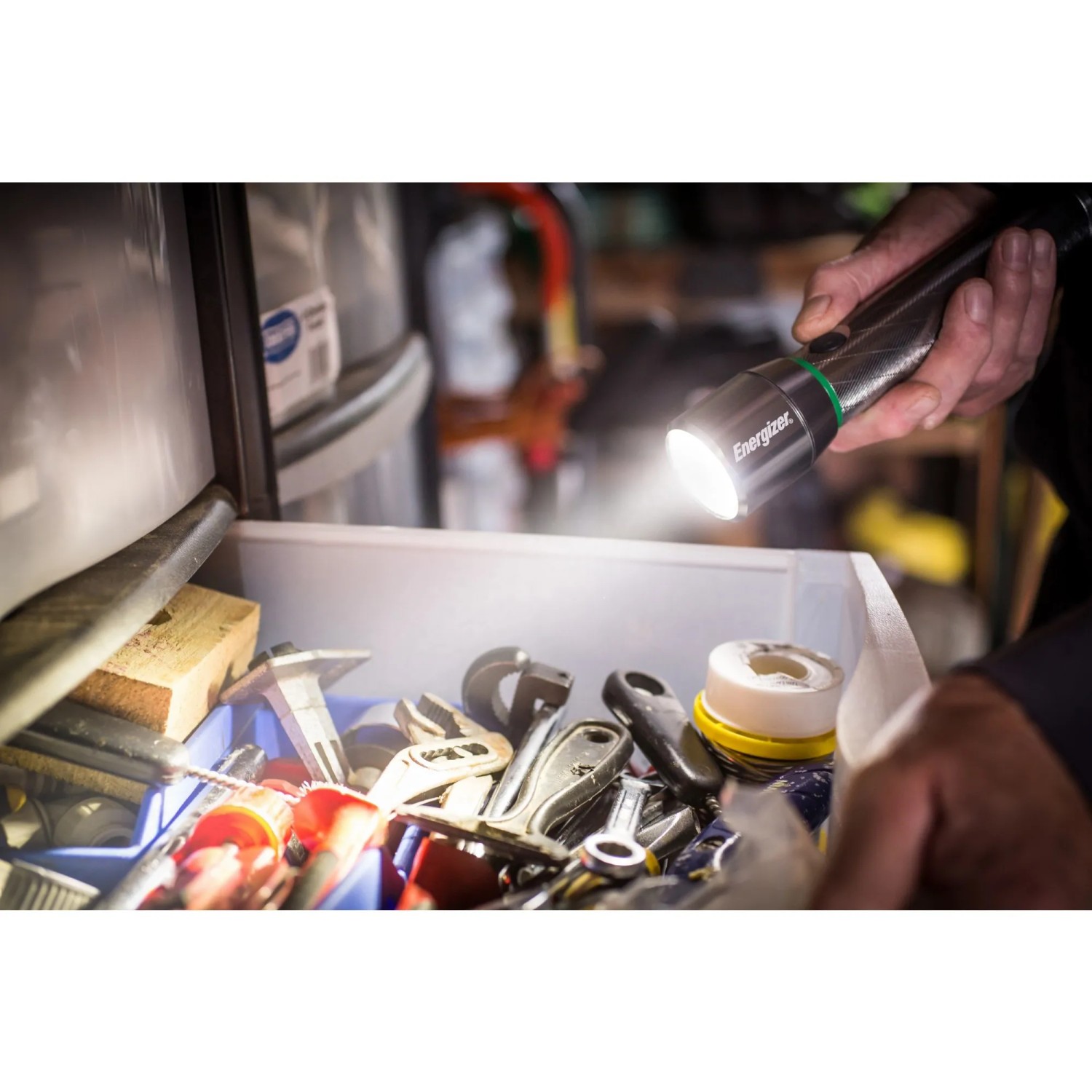 Energizer LED-Taschenlampe Vision HD Rechargeable leuchtet in Werkzeugkiste.