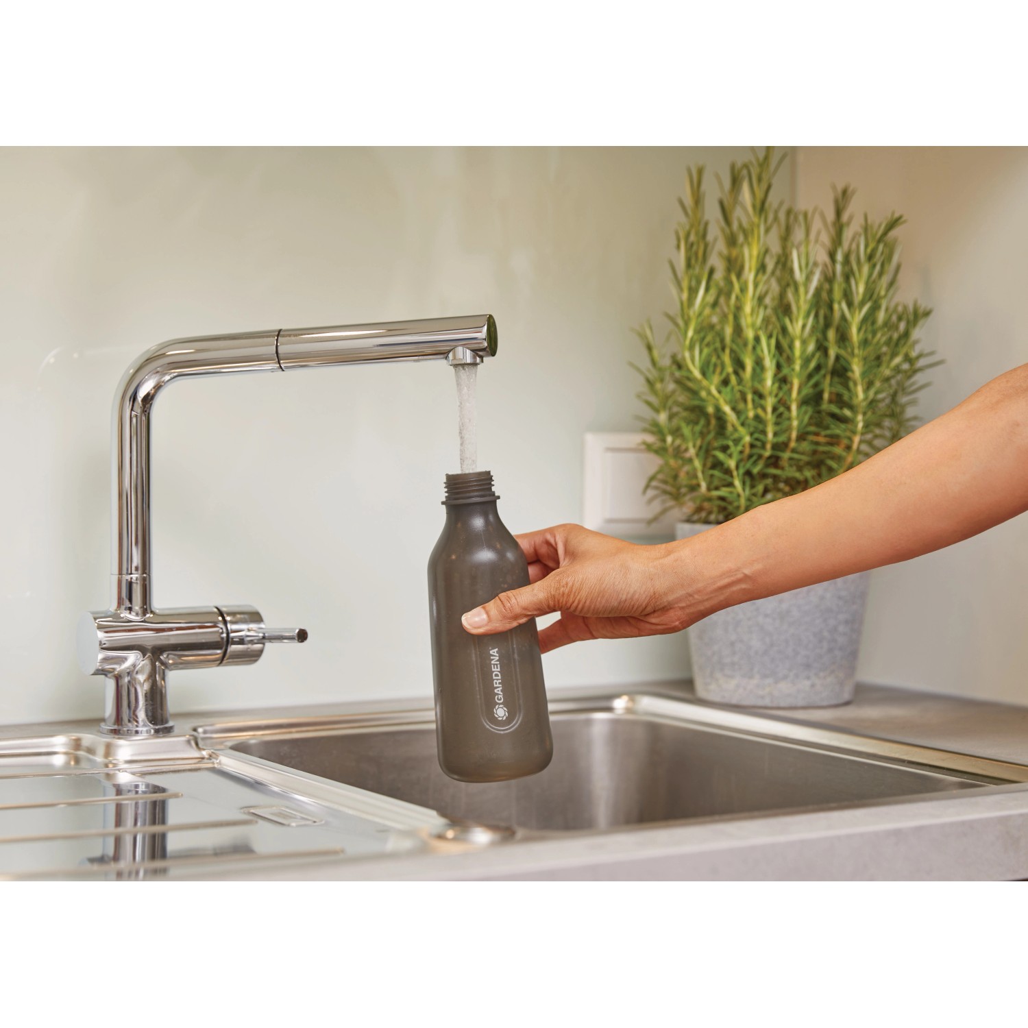 Gardena Soft-Drucksprüher (0,45 l) wird unter einem Wasserhahn mit Wasser befüllt.