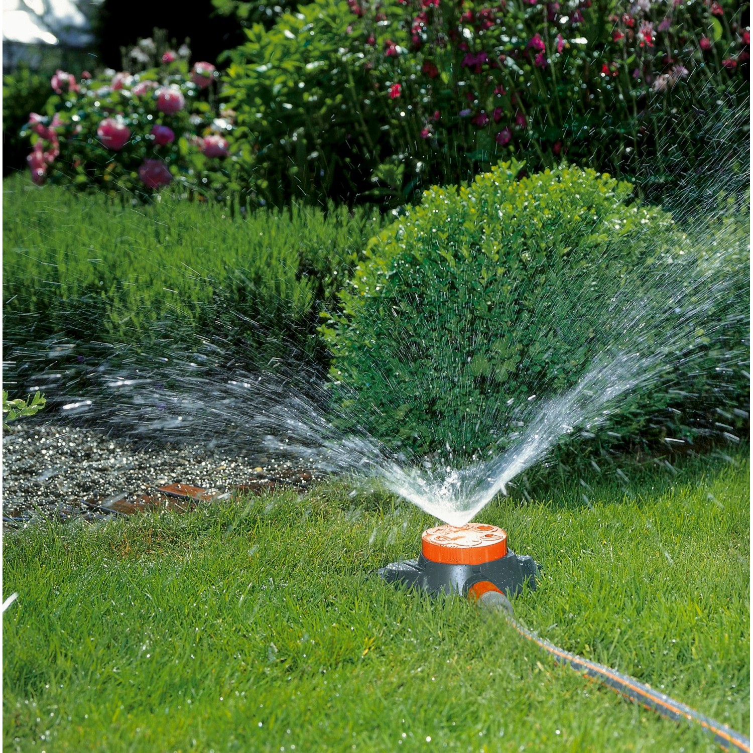 Gardena Classic 6-Flächenregner Boogie im Einsatz: Gartenregner bewässert Rasenfläche.