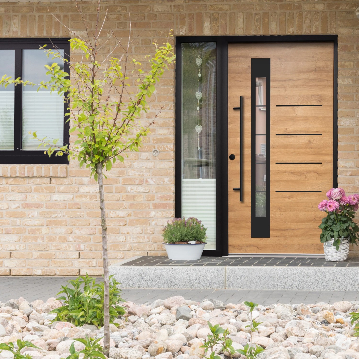 Splendoor Sicherheitshaustür Thermospace Berlin Prime RC2 in Eiche Natur mit schwarzem Rahmen und Glaselement.