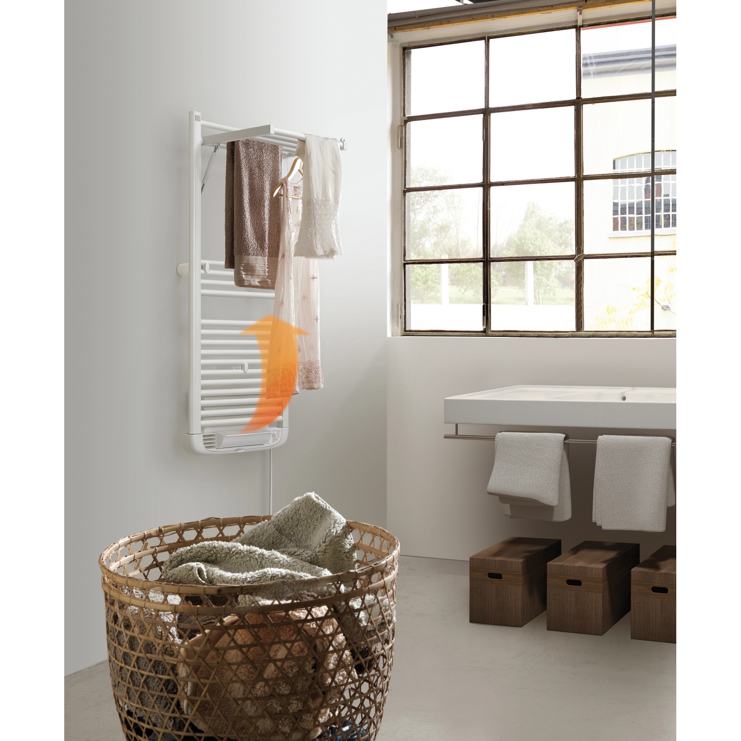 Weißer Ximax Elektro Handtuchwärmer Bianca-Dry mit Konvektor im Badezimmer mit Handtüchern.