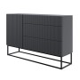 Modernes Selsey Sideboard Veldio 140 cm, schwarz, mit geriffelten Fronten, 3 Schubladen und Tür auf schwarzen Metallbeinen.