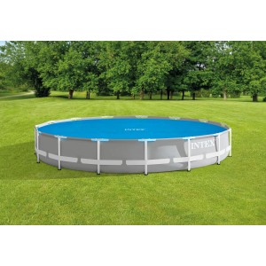 Intex Solarplane für Easy & Frame Pool Ø 457 cm, blaue Poolabdeckung auf rundem Pool im Garten.