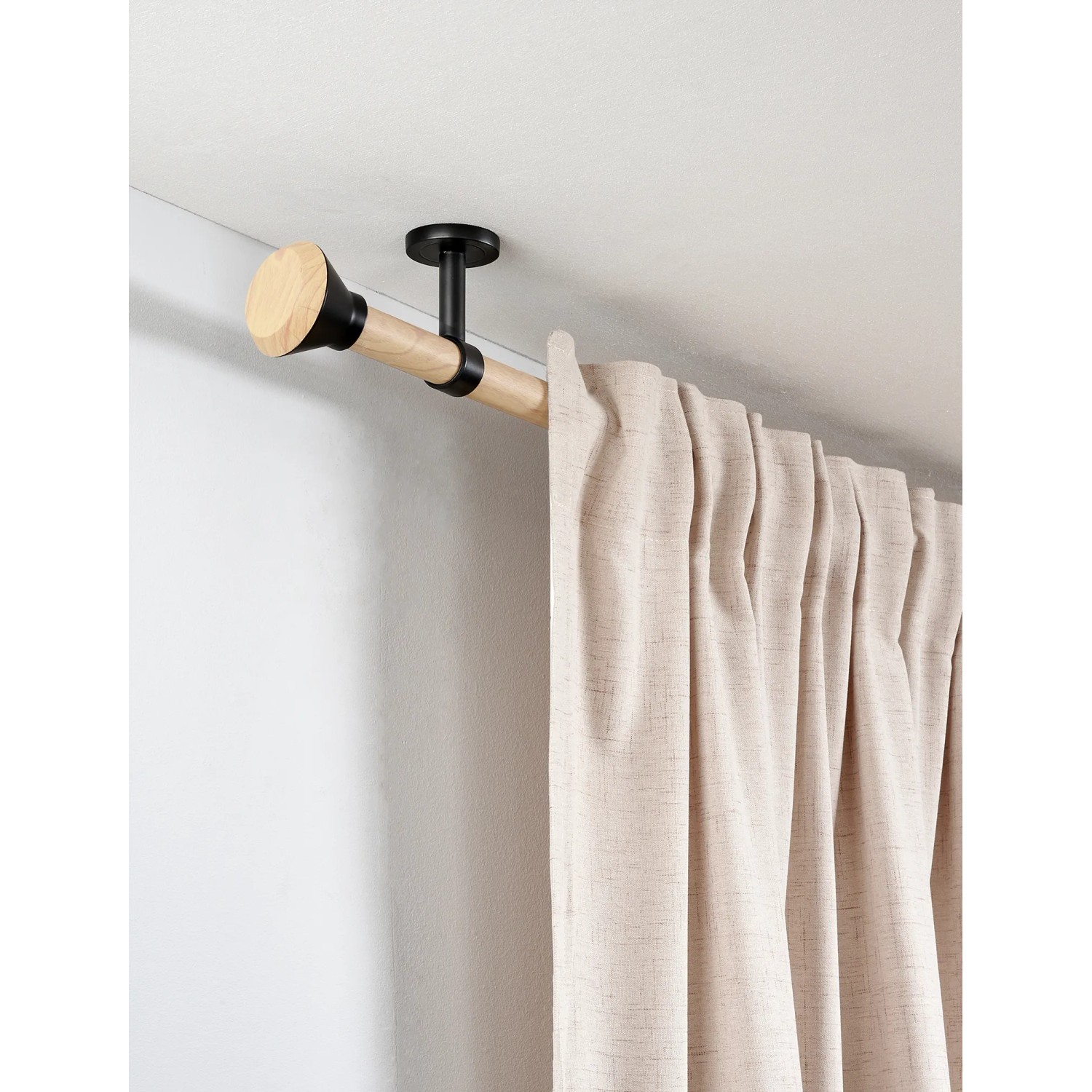 Gardinia Gardinenstange Denver, 240 cm, braune Holzoptik mit schwarzer Halterung und beigem Vorhang.
