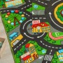 Bunte AIYAPLAY Spielmatte mit Stadtplan, Straßen, Schule und Gebäuden. Rutschfeste Kunstfaser-Bodenmatte für Kinder.