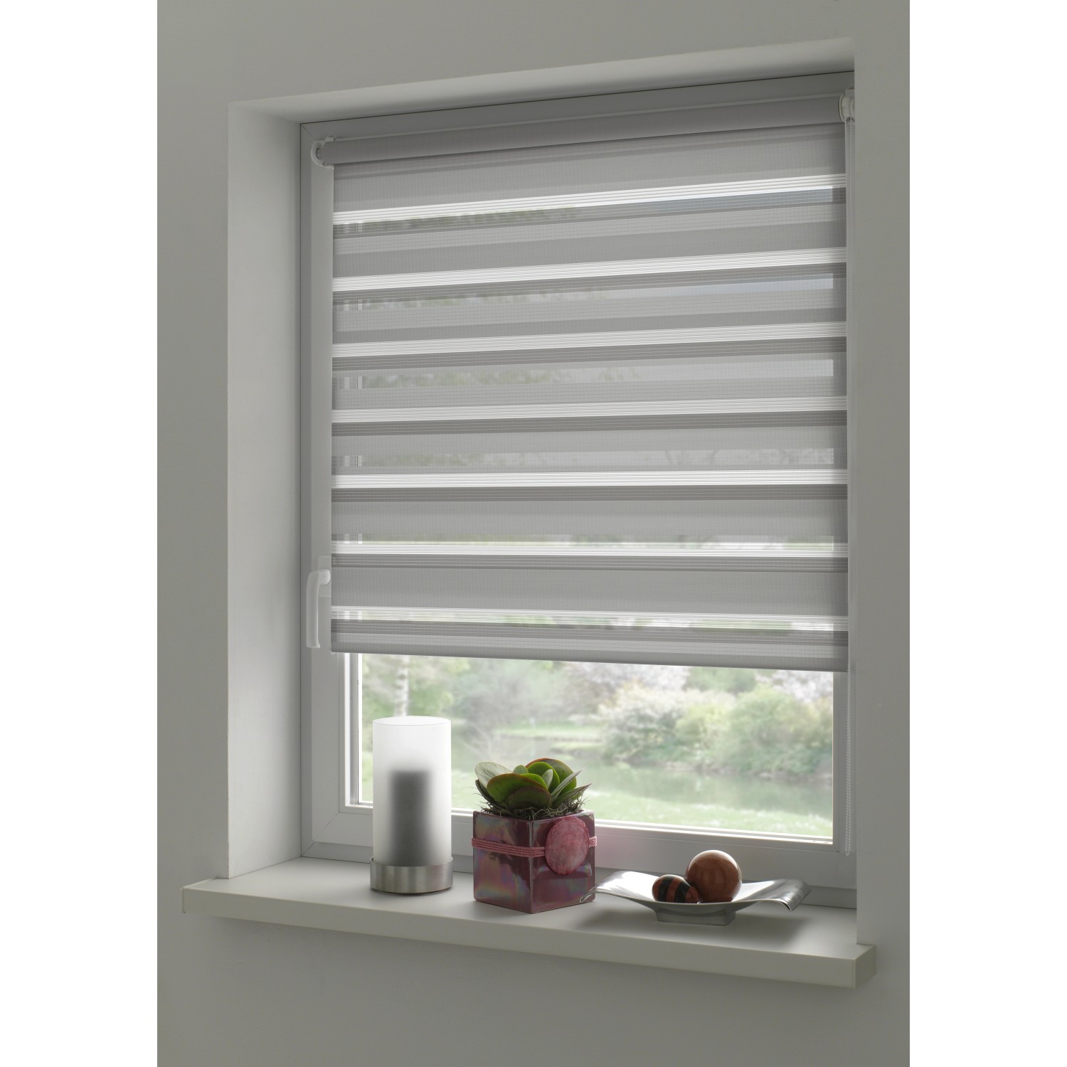 Gardinia Doppelrollo EasyFix, 90x150 cm, grau, am Fenster mit Deko.