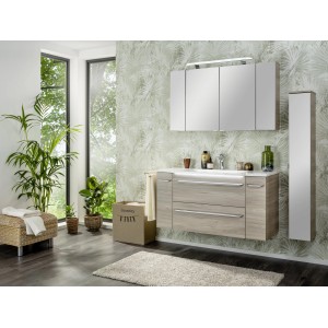 Modernes Badezimmer mit Fackelmann Marmor-Waschbecken Luxor 120 cm, mittige Ausrichtung und zwei Ablagen.