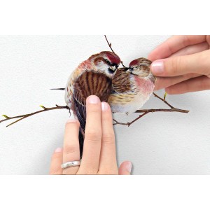 Deko-Sticker mit zwei Vögeln auf einem Ast, wird an einer Wand angebracht.