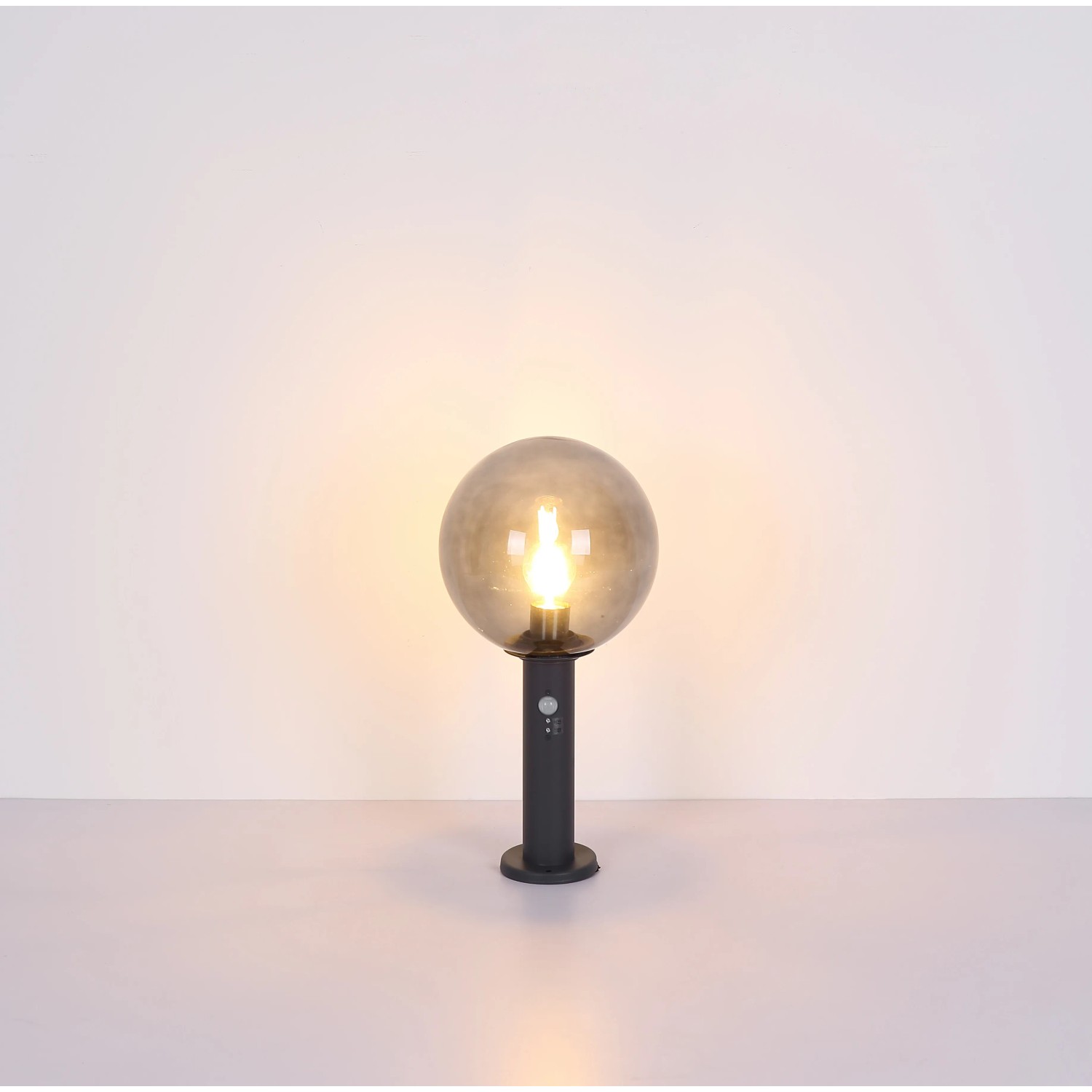 Globo Außenleuchte Hedwig, anthrazitfarbene Glasleuchte mit Sensor, Ø 25 cm.