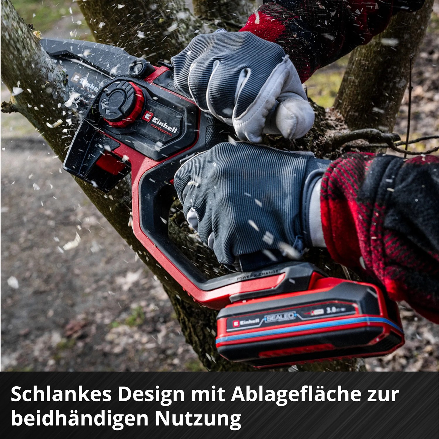 Einhell Akku-Astkettensäge GP-PS 18/20 im Einsatz beim Äste schneiden.