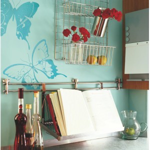 Wandgestaltung mit Komar Deko-Sticker Farfalle (Schmetterlinge) in türkis auf einer Küchenwand.
