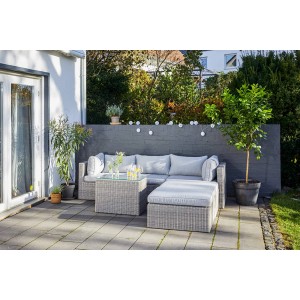 Lounge-Gartenmöbel: Modulare Olea Polyrattan Lounge-Sessel-Kombination in Sand mit hellgrauen Kissen.
