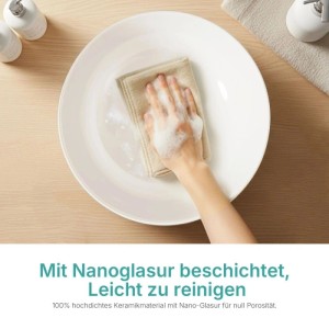 Hand reinigt glänzendes, schalenförmiges Emke Keramik Aufsatzwaschbecken Ø 41,5cm mit Tuch und Schaum. Pflegeleicht.
