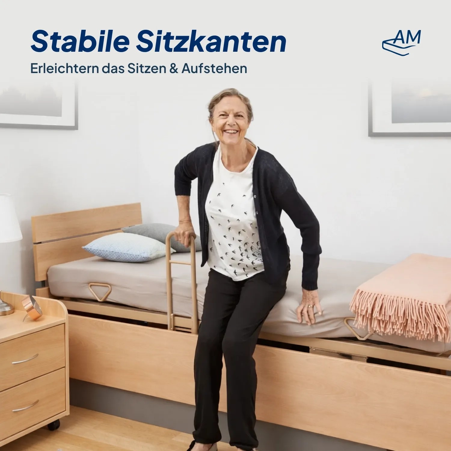 Frau sitzt auf AM Qualitätsmatratze Dekubitus Prophylaxe Pflegematratze 90x200 mit stabilen Sitzkanten.
