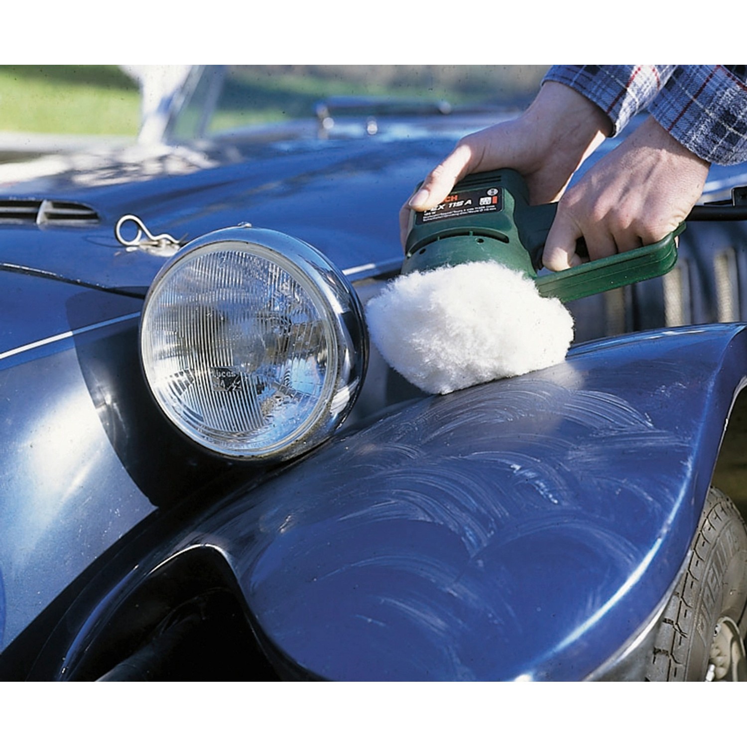 Ellix Haftpolier-Set beim Polieren eines blauen Oldtimer-Kotflügels.