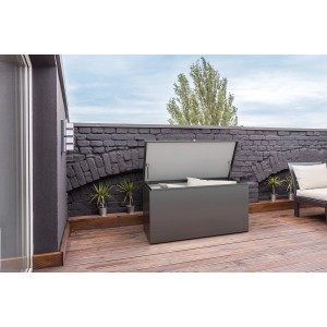 Offene, anthrazitfarbene Guardi Gartenbox (159 cm) zur Aufbewahrung von Kissen und Auflagen auf einer Terrasse.