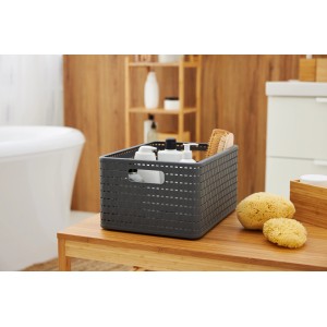 Anthrazitfarbener Rotho Korb A4 Country (18 l) in Rattan-Optik als Aufbewahrungsbox im Badezimmer.
