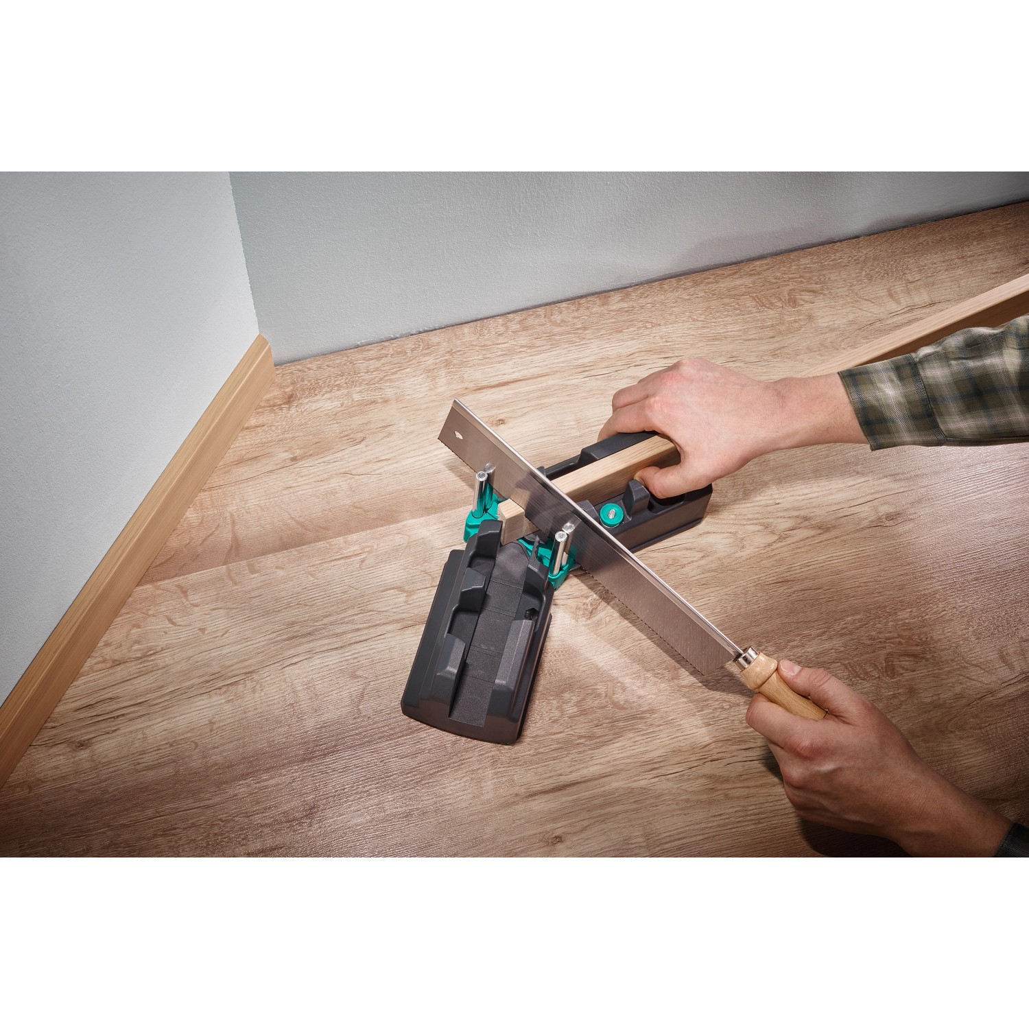 wolfcraft Montage-Set für Sockelleisten im Einsatz mit Säge und Schneidlade für Laminat & Parkett.