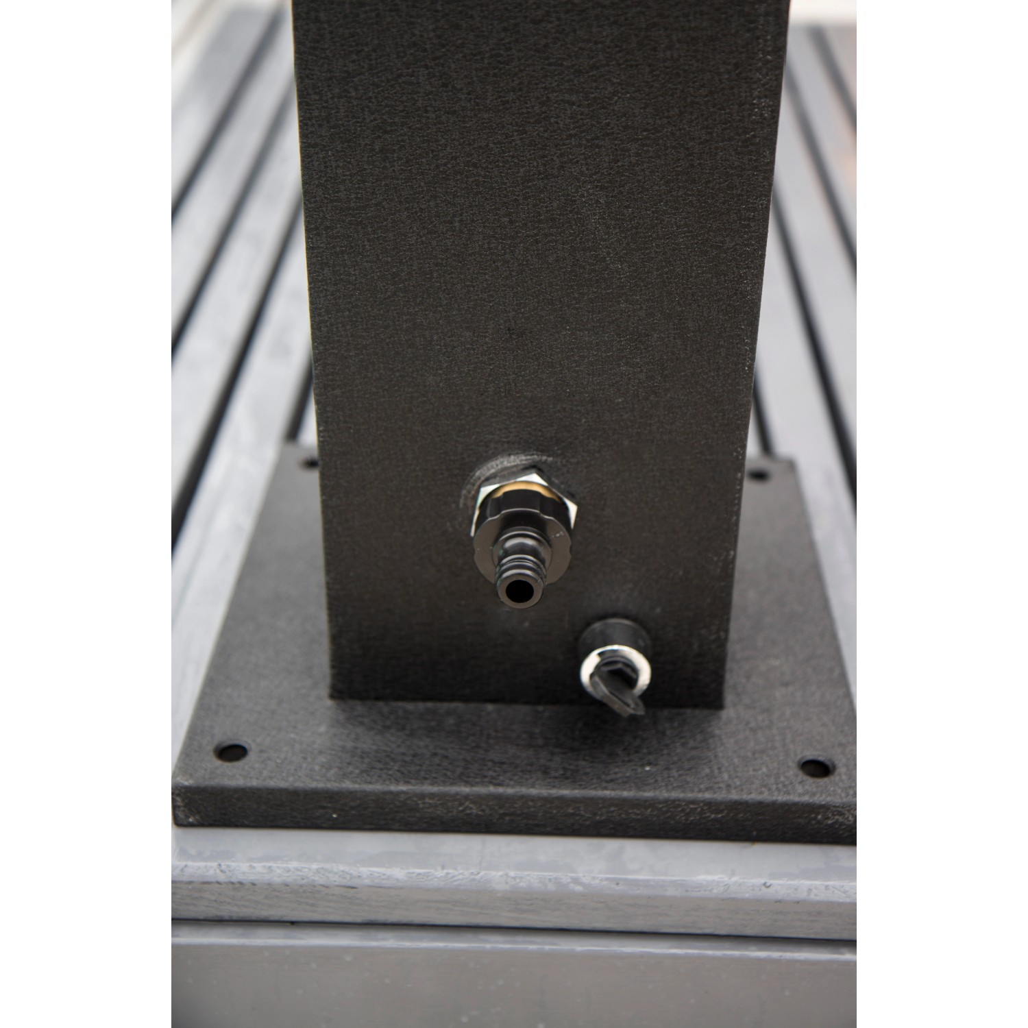 Detailaufnahme: Steinbach Speed Shower Solardusche Deluxe Supreme, Anschluss und Entleerung.