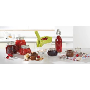 Leifheit Kirschentkerner Cherrymat in Grün mit Kirschen, Marmelade und Muffin auf einem Tisch.