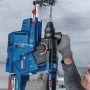 Bosch Professional Akku-Bohrhammer GBH 18V-24 C beim Bohren in Beton.
