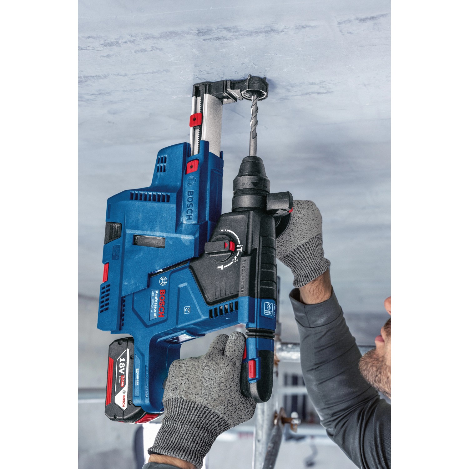 Bosch Professional Akku-Bohrhammer GBH 18V-24 C beim Bohren in Beton.