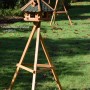 Rustikaler, brauner Vogelhaus-Ständer mit drei Beinen von Dobar, 108 cm hoch. Zubehör für Vogelhäuser.
