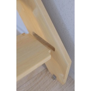 Detailaufnahme Fichtentreppe StarWood mit Holzgeländer und Querleiste, unbehandeltes Holz.