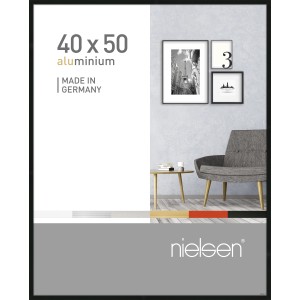 Schwarzer Aluminium Bilderrahmen Pixel, 40x50 cm, mit Beispielbildern im Wohnraum.