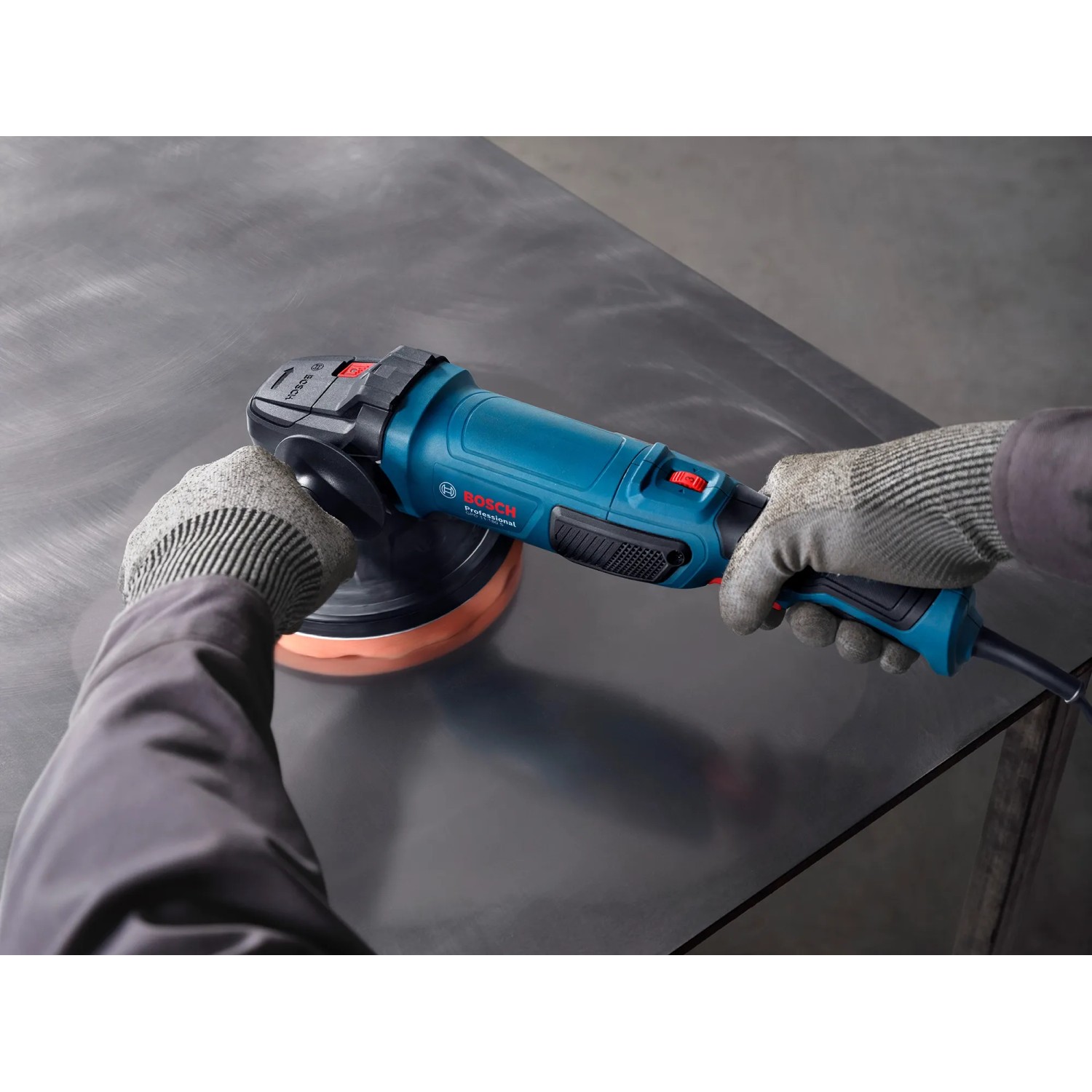 Bosch Professional GPO 11-180 S Polierer in Aktion, Autopflege für glänzende Ergebnisse.